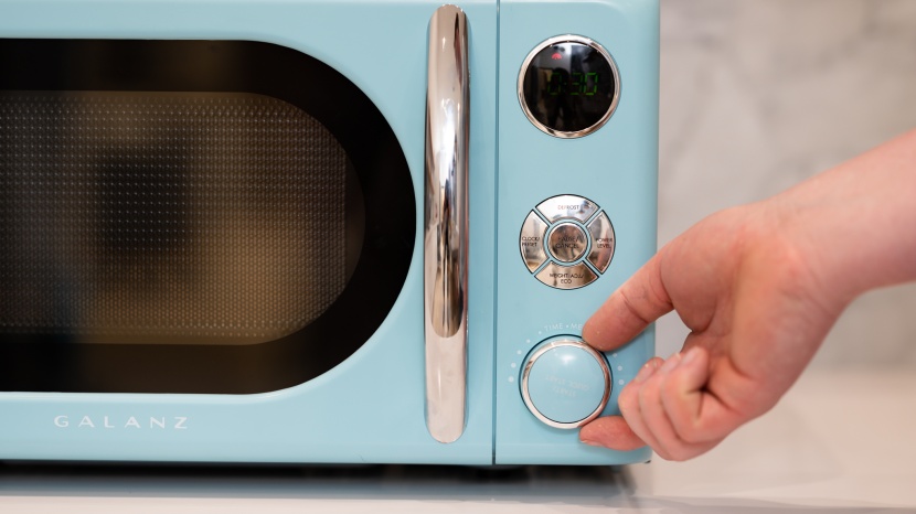 galanz 0.7 retro - the dial interface on this model wasn&#039;t our favorite.