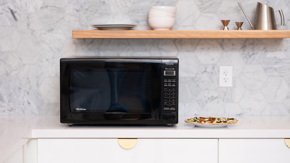 Panasonic NN-SN936B Review (This is one of our favorite overall microwaves we have tested to date.)