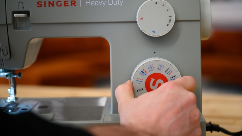 adjusting the tension is simple, just a matter of turning a dial.