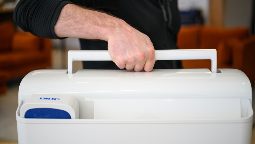 a hard case with a carrying handle comes with this sewing machine.