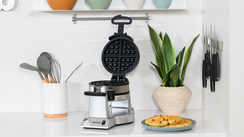 🎄BELLA & DASH WAFFLE MAKERS! SIDE BY SIDE COMPARISON! FESTIVE