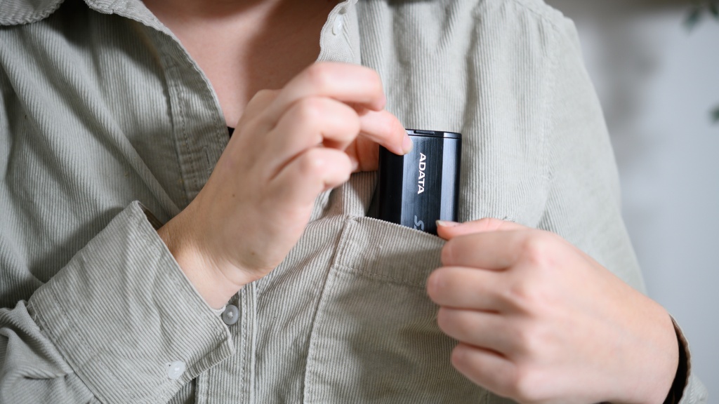 adata se800 - a terabyte of storage, lightning-fast speeds, virtually bomb-proof...