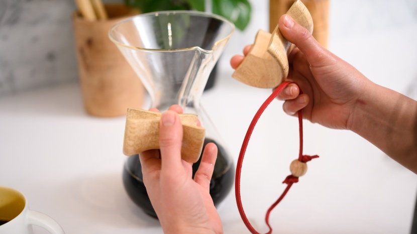 chemex ottomatic 2.0 - easily remove the wooden handle on the chemex for cleaning.