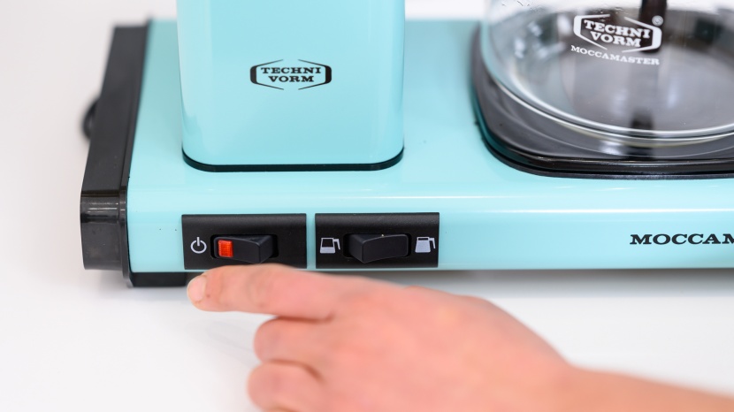 technivorm moccamaster kbgv select - the moccamaster interface is made up of two switches.