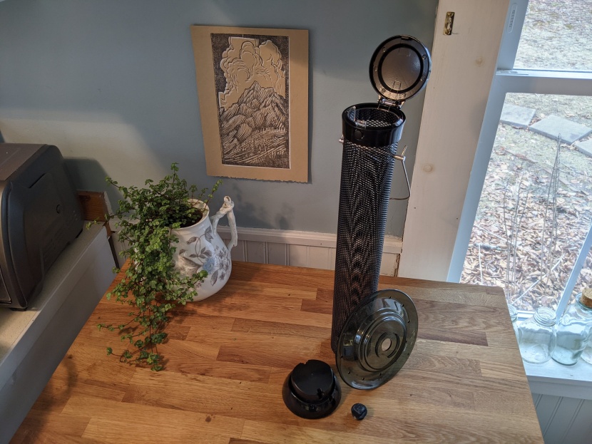 bird feeder - both droll yankees onyx options are easy to open, fill, dissemble...