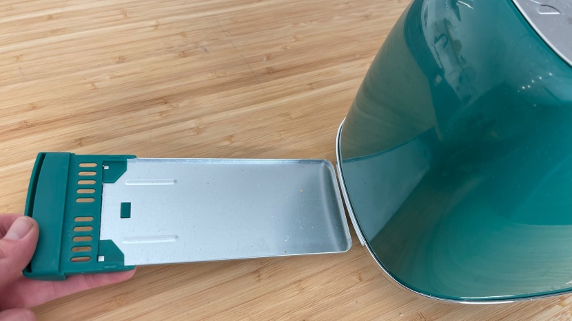 redmond 2 slice retro - the crumb tray located at the rear of the redmond 2 slice retro is a...