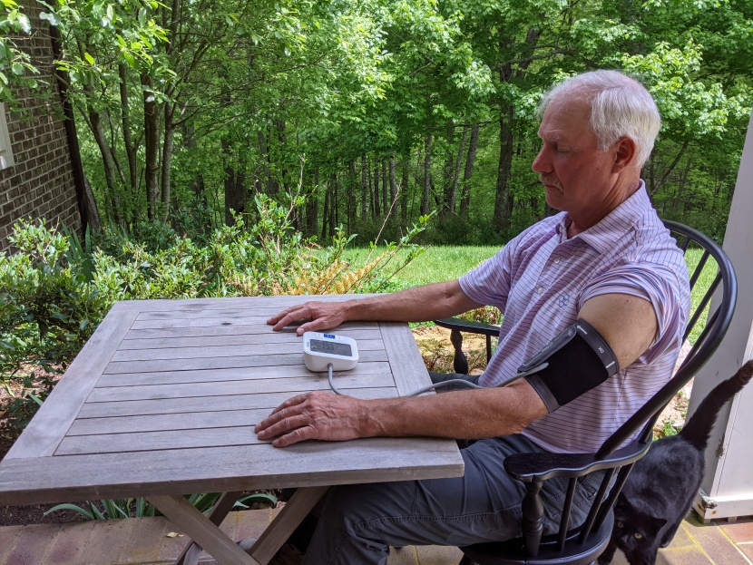 alc&eacute;do upper arm monitor - it&#039;s nice to relax and let the alcedo read your results for you.