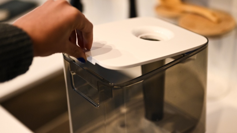 the fully removable lid allows for complete access to the water...