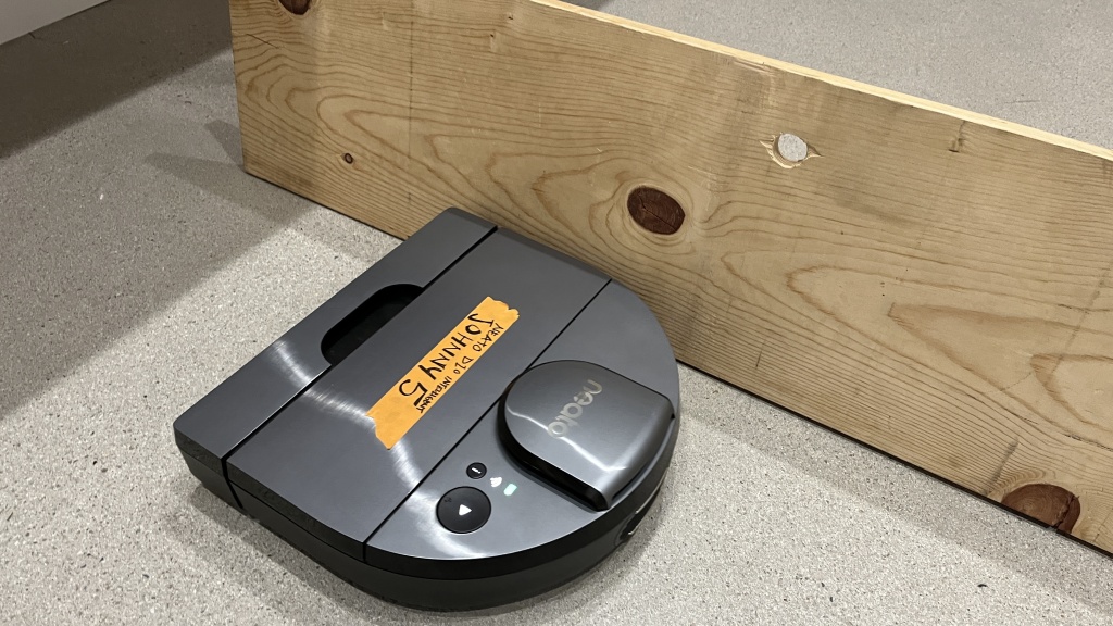 neato d10 intelligent - the neato's shape allows it to reach edges thoroughly.