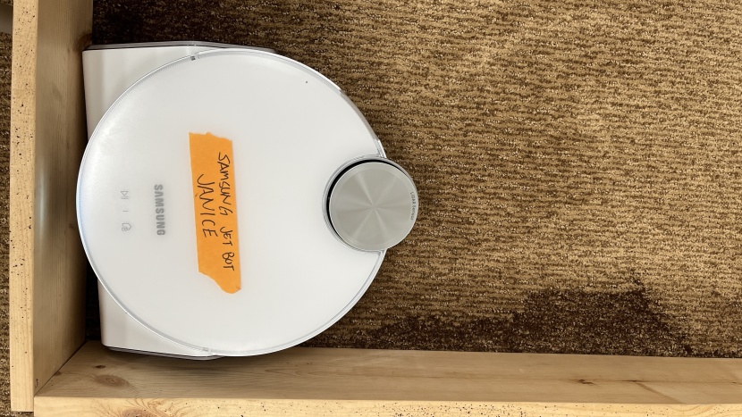 samsung jet bot ai+ - the ai+ works edges and corners with its advantageous design.