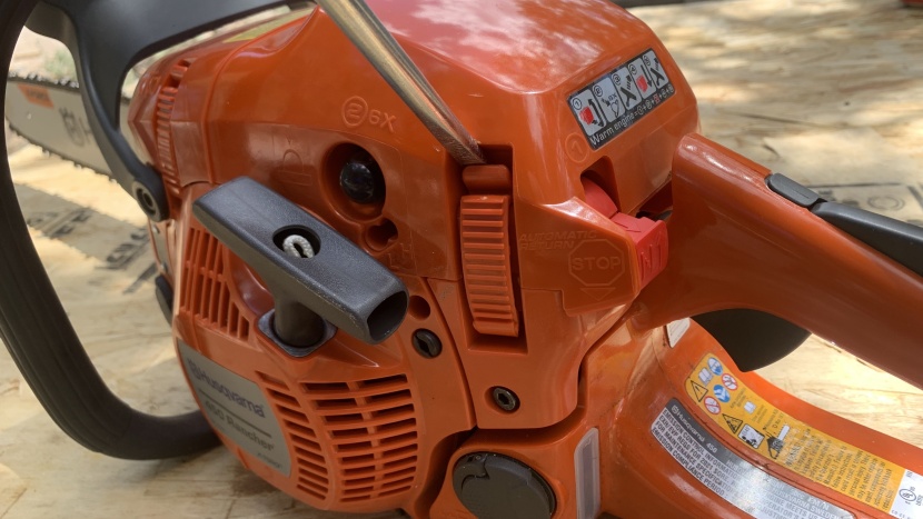 the 450r cover clips easily pop off by prying them with the included...