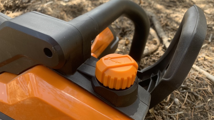 tank caps that are on top make refilling bar &amp; chain oil a breeze.