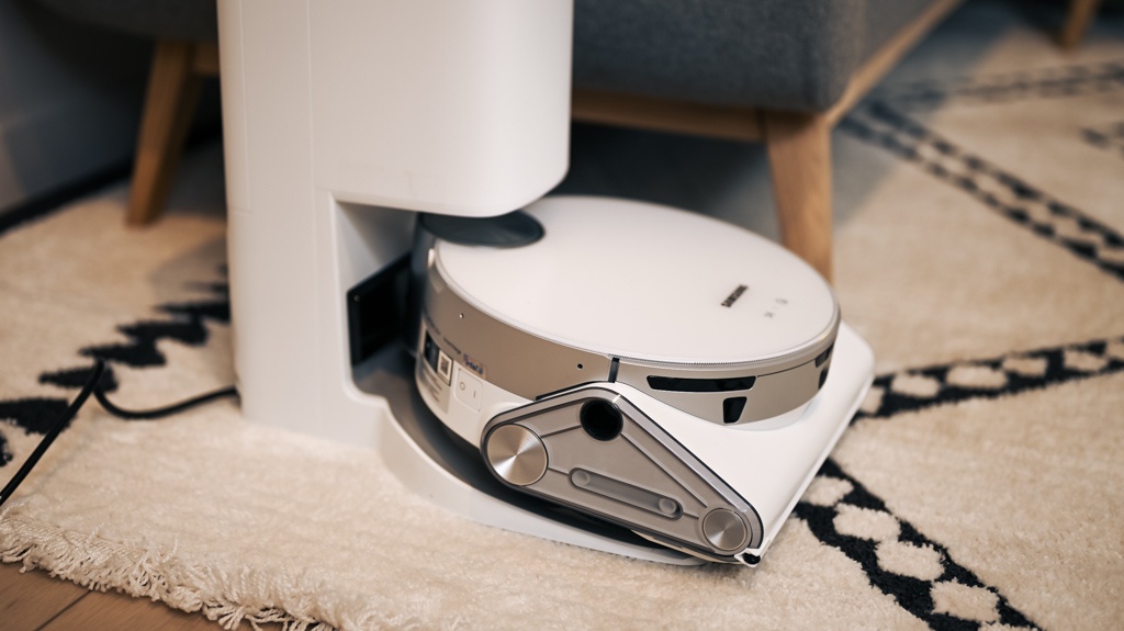 samsung jet bot ai+ - the jet bot has a larger charging station.