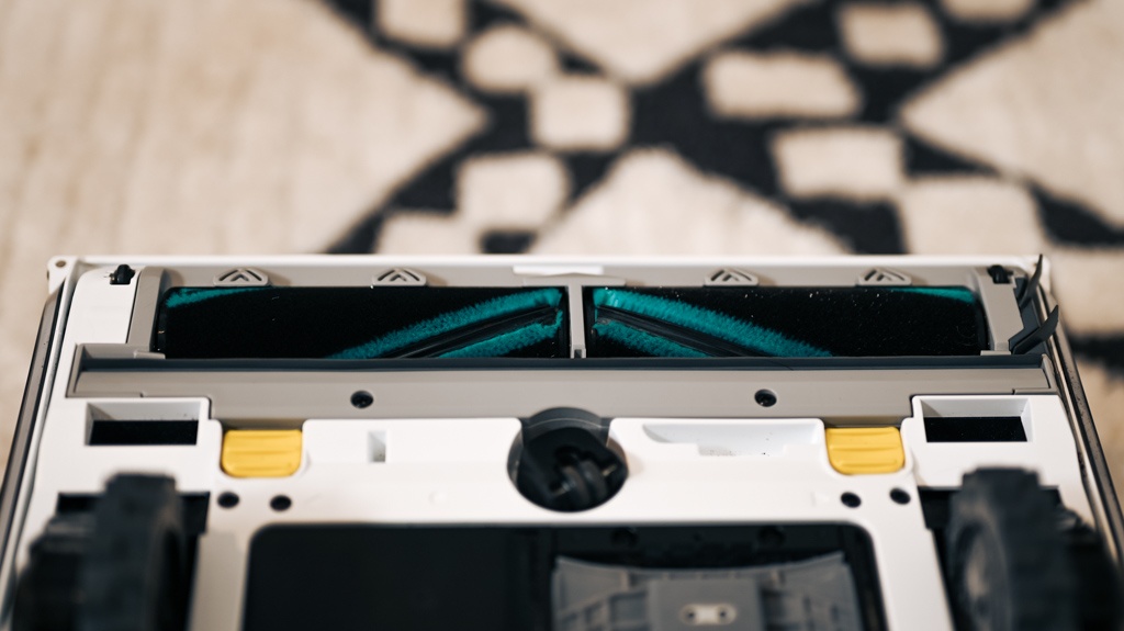 samsung jet bot ai+ - the straight-edge design allows the ai+ to tackle corners effectively.