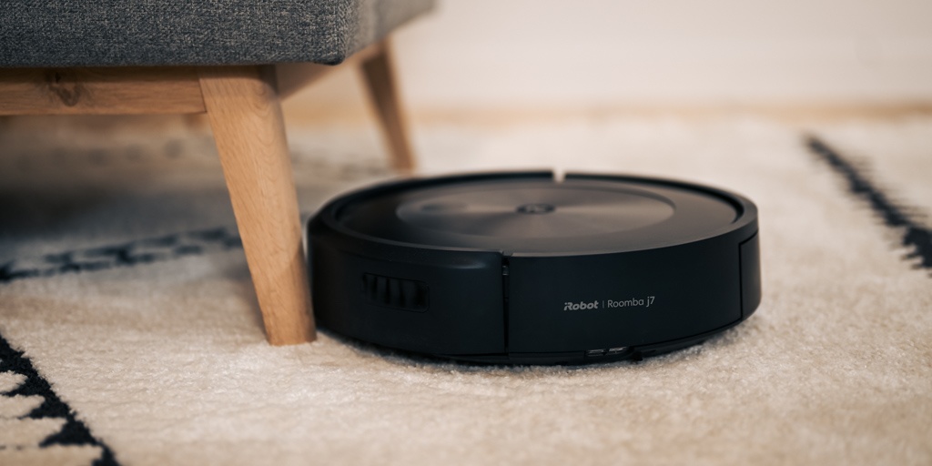 Roomba j7+ Review: Does It Work? - Paw of Approval - The Dodo