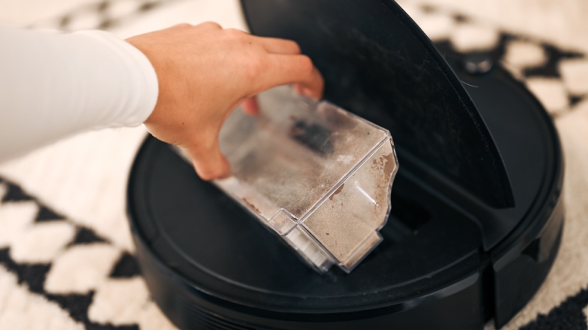 roborock e4 - the e4 lacks the convenience of a dust removal or bagging system on...