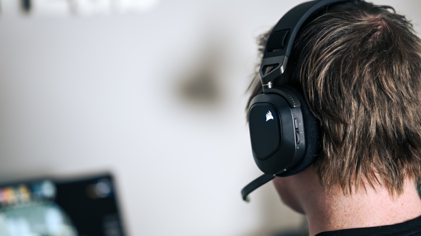 corsair hs80 rgb wireless - we found the microphone to work as desired, staying in the position...