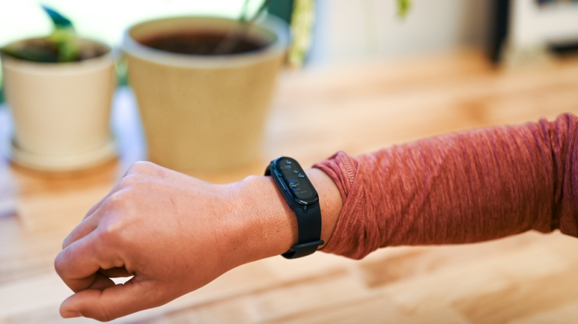 xiaomi mi band 6 - as you can see, the display on the mi band is quite small and slim.