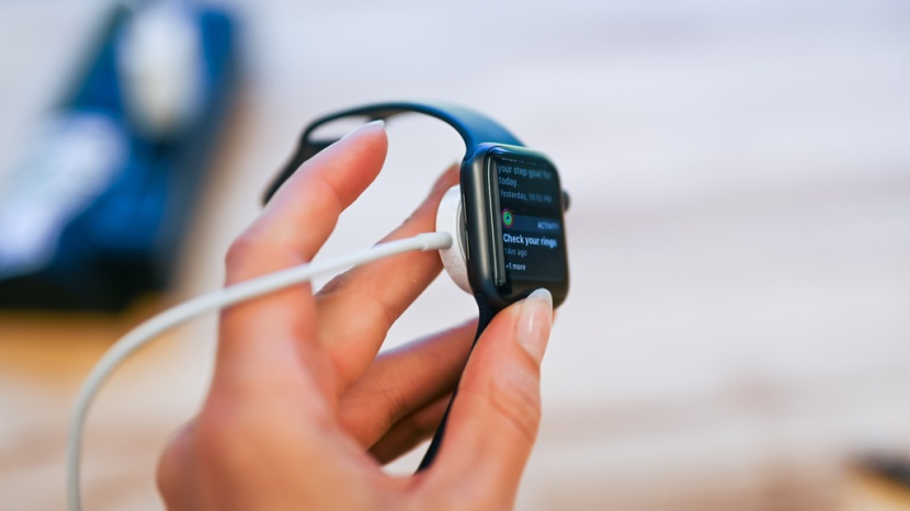 apple watch se - charging the apple se is as easy as charging an iphone.