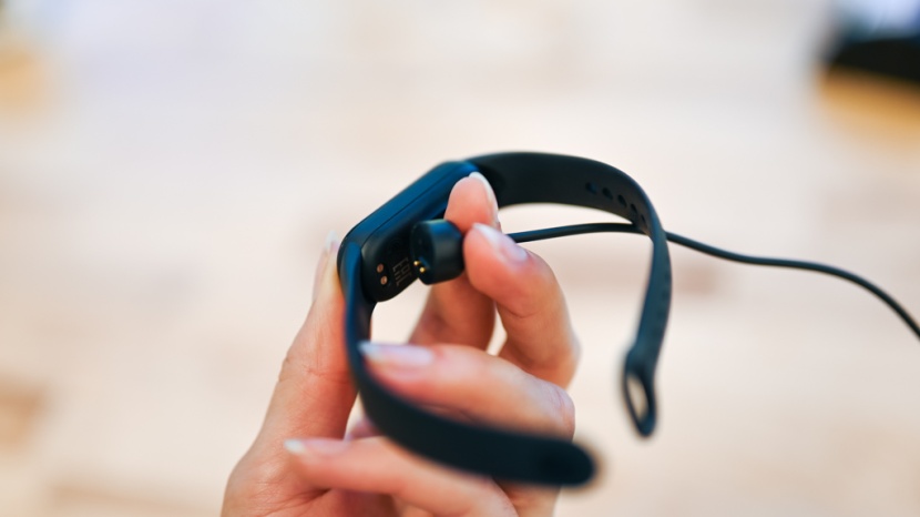 xiaomi mi band 6 - the small port on the mi band 6 makes charging more burdensome than...