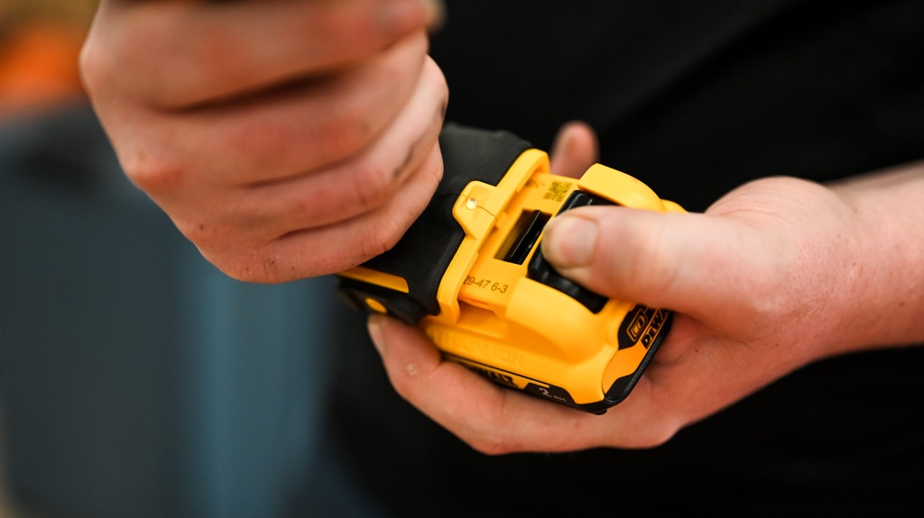 dewalt 20v xr brushless dcd791b - the large release lever on the battery is super easy to operate.