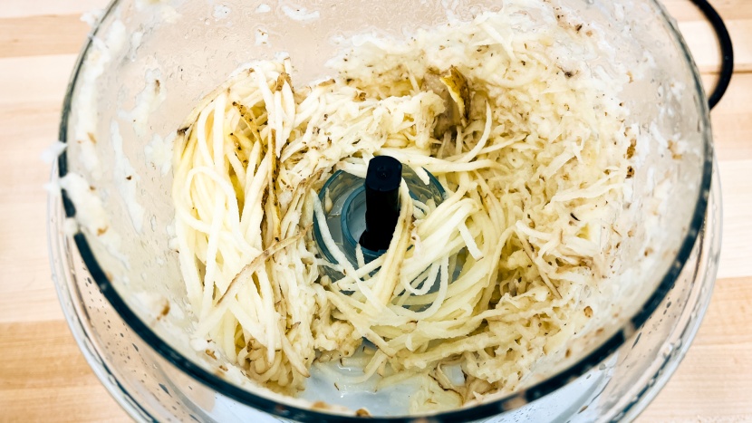 magimix compact 3200 xl - finely shredded potatoes from the magimix in the midi bowl.