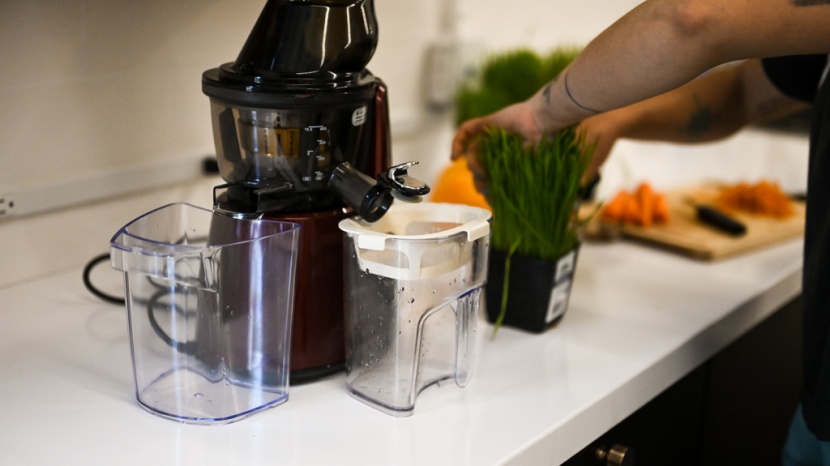 kuvings whole slow c7000s - leafy greens are a challenge for any juicer but the kuvings brought...
