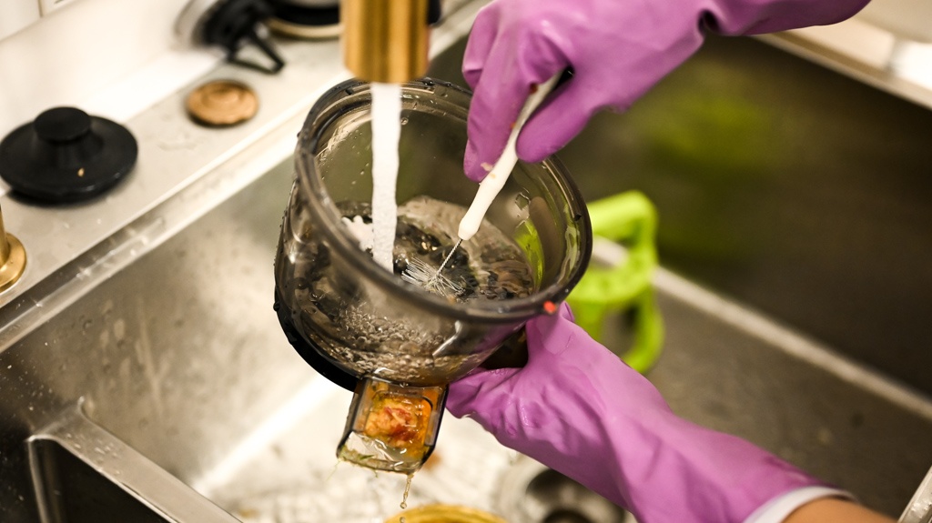 kuvings whole slow c7000s - while the kuvings is dishwasher-safe, it will often require a hand...