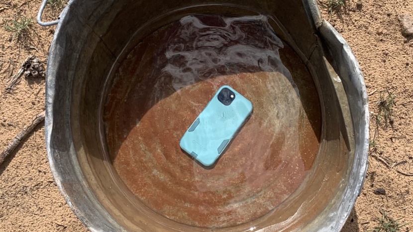 iphone case - in addition to ensuring water resistance, the otterbox commuter...