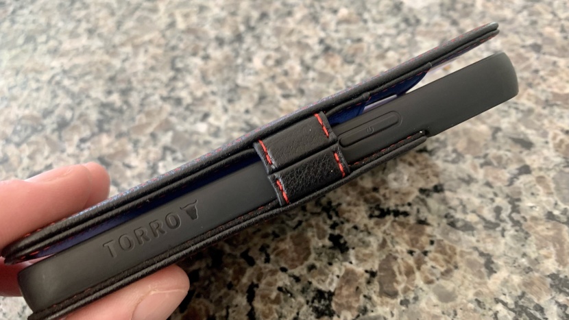 the clasp that holds the torro shut is magnetic.