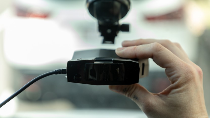 uniden r8 - the updated condenser lens is sleek and effective.