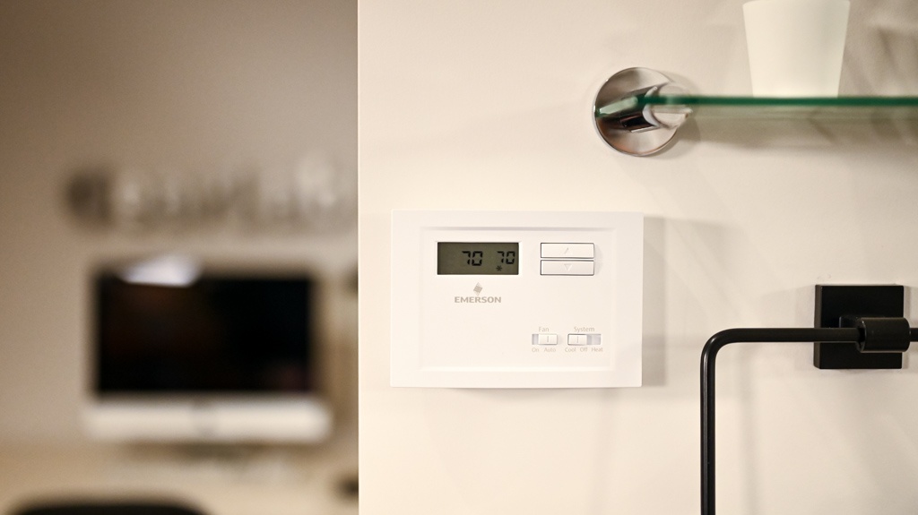 emerson np110 - the emerson np110 is a basic thermostat with a distinct lack of...