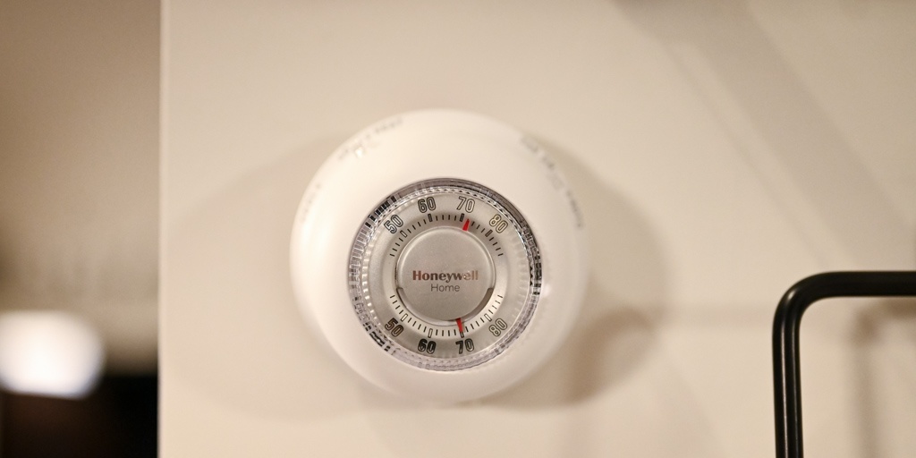 honeywell home ct87n1001 - though clear close-up, the exact setting of the thermostat is more...
