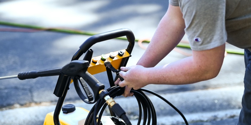 dewalt dwpw2400 - you can easily secure the hose with a velcro loop.