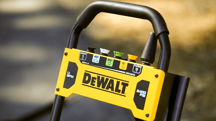 dewalt dwpw2400 - the dewalt comes with three quality nozzle options -- 40, 25, and 15...