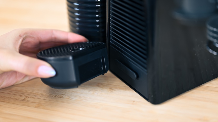 nespresso essenza mini + aeroccino3 - the bottom tray can be completely removed for easy cleaning.