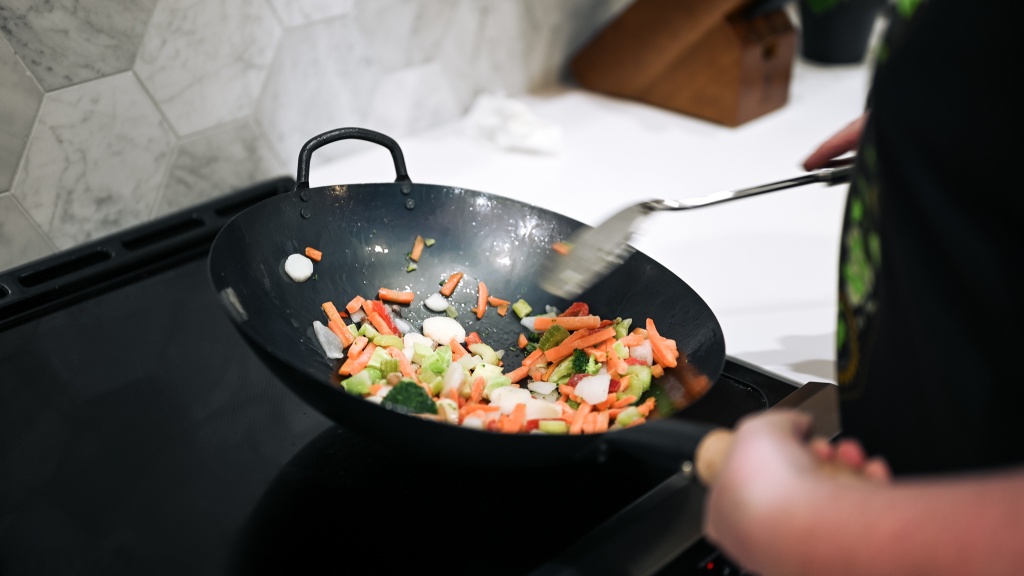 how to remove rust from carbon steel wok