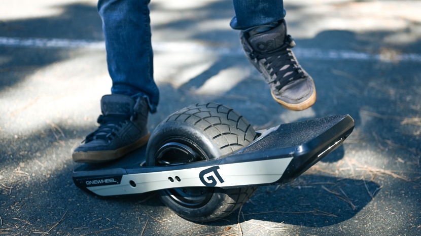 electric skateboard - the gt&#039;s front foot sensors force you to keep your foot in position...
