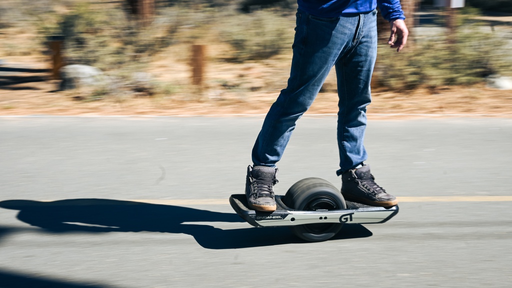 El nuevo skateboard eléctrico Onewheel GT puede recorrer 50 kilómetros