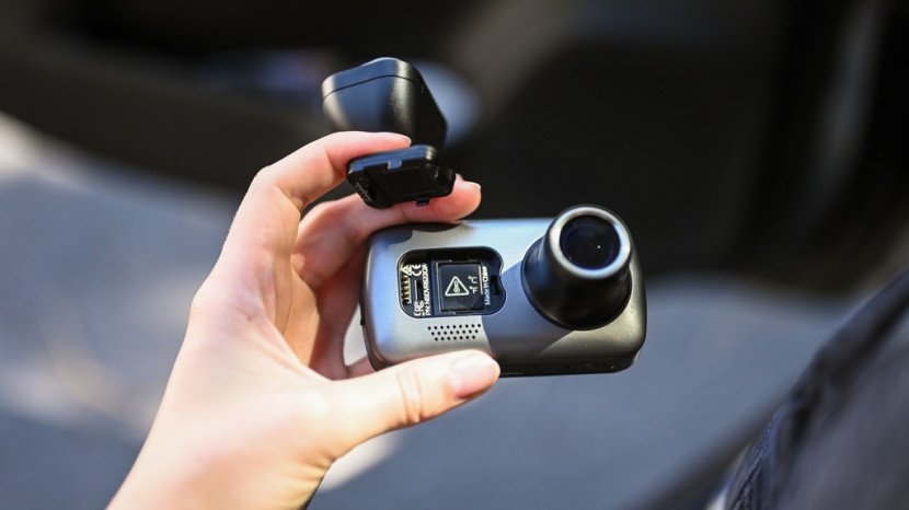 nextbase 622gw 4k - the adhesive mount isn&#039;t our favorite, but the easily removable...