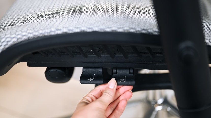 x-chair x2 k-sport mgmt - the placement of the levers provides easy access and adjustments.