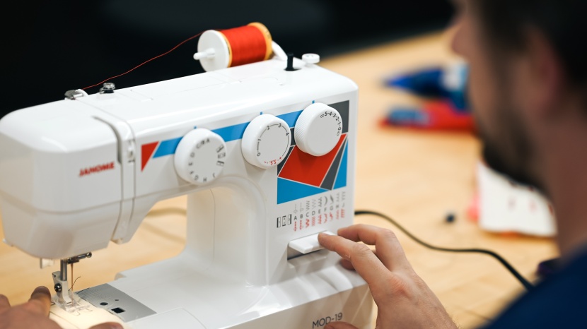janome mod-19 - it&#039;s a little complicated getting this machine ready to sew, but...