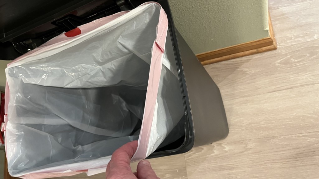How To Place a Trash Bag in a Trash Can So it Won't Fall 