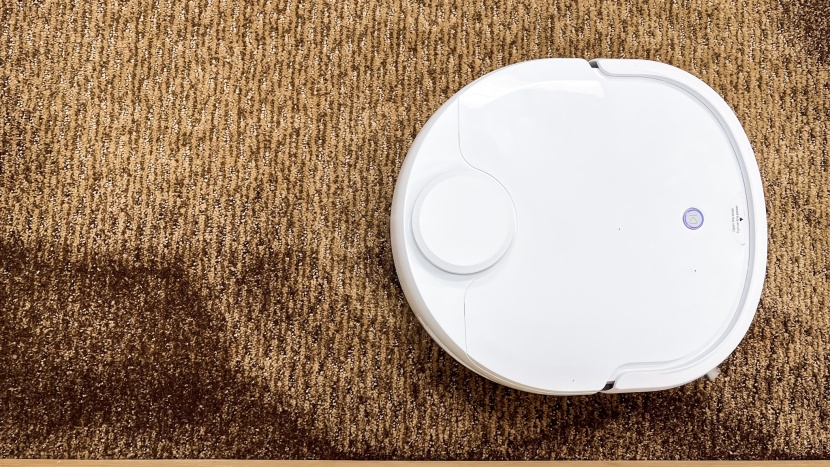 narwal t10 - coffee grounds on short carpeting.