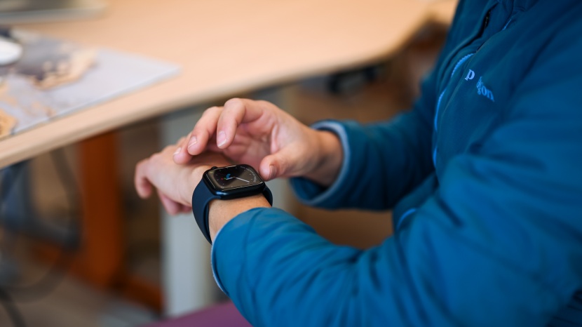 apple watch series 8 - in the event of an emergency, you can count on the series 8 with sos...