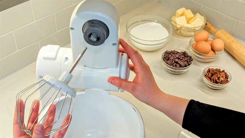 getting locked and loaded. the mum4405's mixing accessories insert...