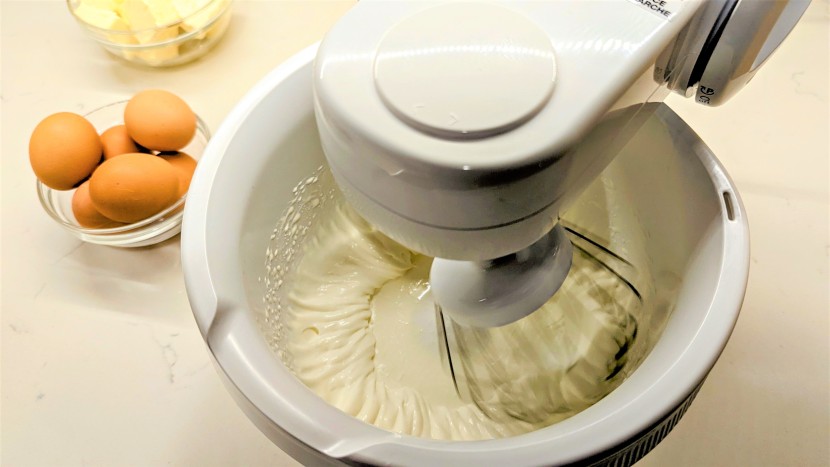 bosch mum4405 compact stand mixer - now that's just pretty. the mum4405 has one of the most pronounced...