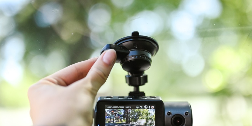 vantrue n4 - we love a sturdy suction cup mount. it also rotates easily.