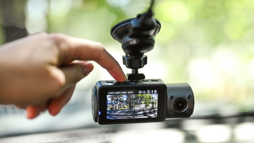 vantrue n4 - the buttons are on the top which can be difficult to navigate.