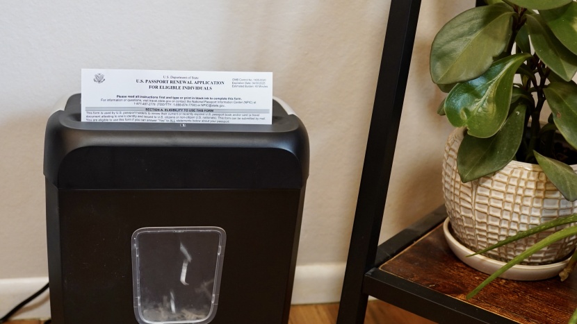 bonsaii 6-sheet cross cut - this model can shred paper and credit cards as long as you don&#039;t...